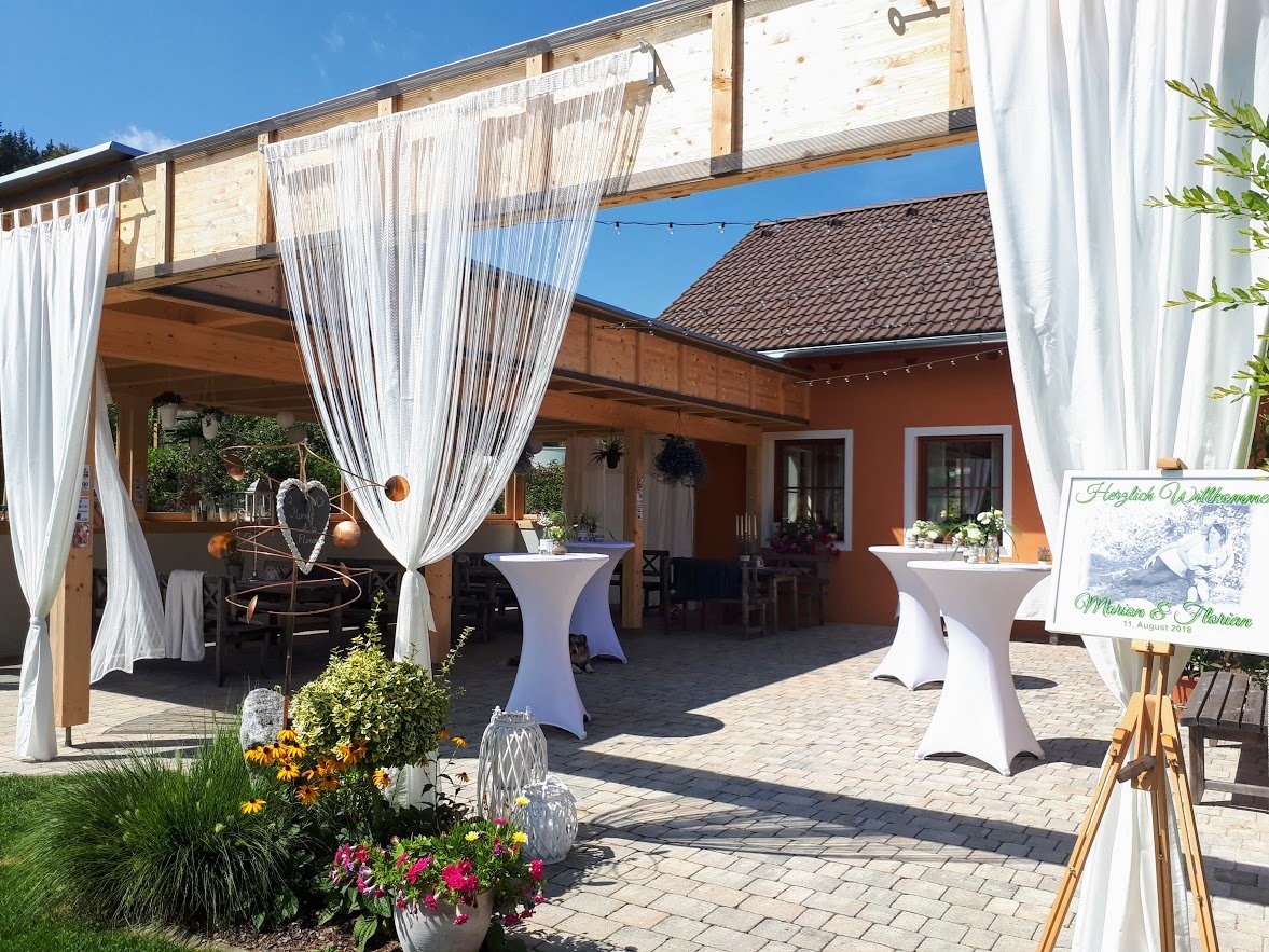 schöner Gastgarten von Hutti’s Gupfwaldheuriger